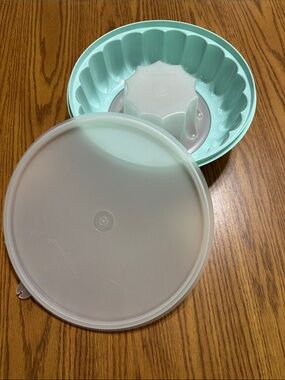 Tupperware Aqua Jello Mold with Frosted Lif